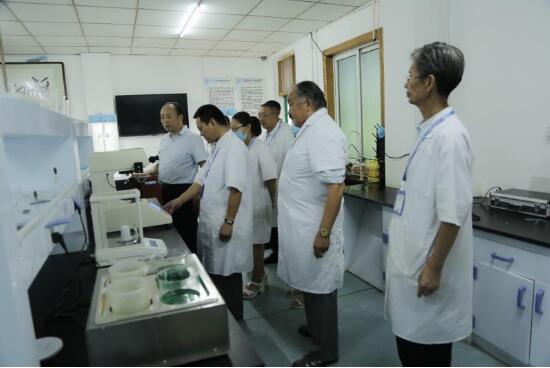 中科创新董事长李诗昌先生在实验室察看检测设备(左一)